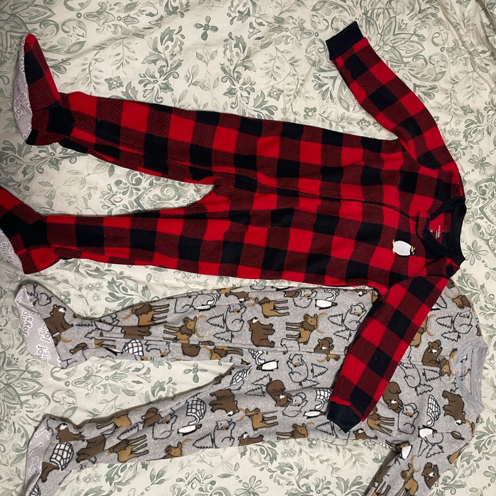 Bundle of 2 - Carter's kids footie pajamas  (2T)